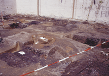 851663 Afbeelding van de opgraving van enkele pottenbakkersovens op een terrein aan de Oosterkade te Utrecht.